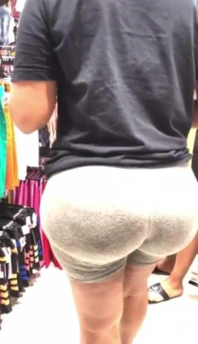 I love seeing a phat ass in public