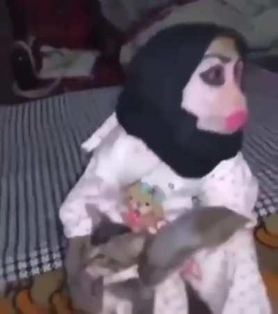 Mashallah Iraqi woman and her cat 😍😍