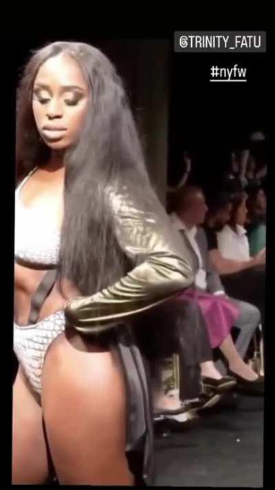 Naomi sexy ass @ catwalk 🍑