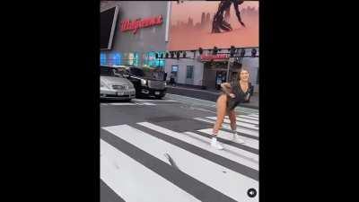 Flashing her ass to the cars