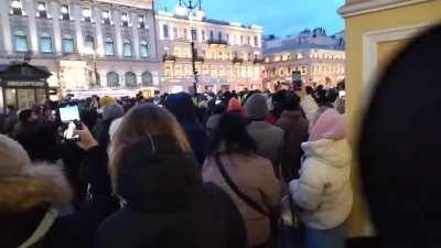 People in St Petersburg are allegedly protesting against the invasion of the Ukraine