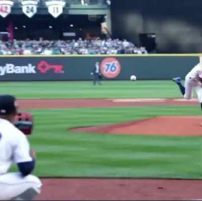 Ichiro throws first pitch to Julio.