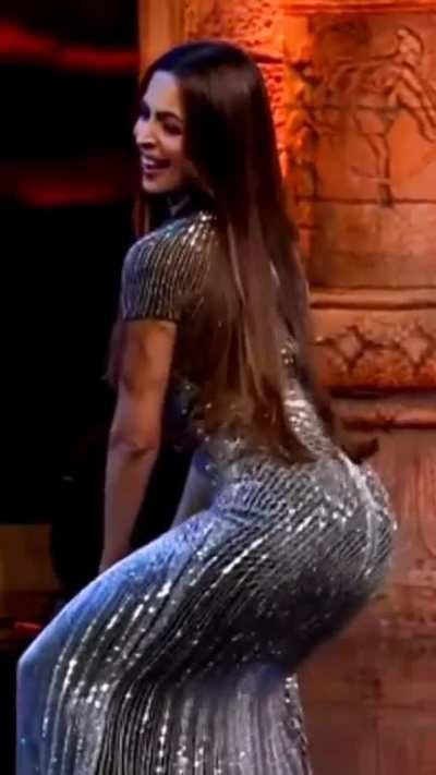 Momma Malaika Arora shaking booty