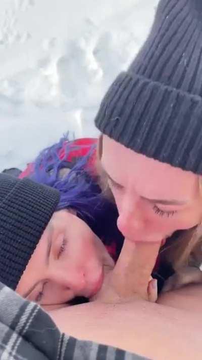 Say hi if you want an outdoor Canadian blowjob with a trans girl 😜❄️🇨🇦❤️