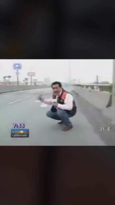 Reporter gets caught in a shootout between Cartel del Golfo and Federal Police (Reynosa Tamaulipas, 2009)