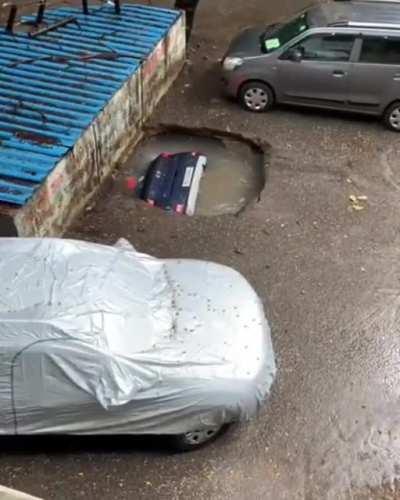 When you build road on a sinkhole (Mumbai, India)