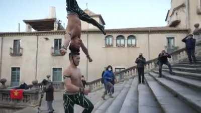 No hand contact, two persons head to head climb 100 stairs in 53 seconds