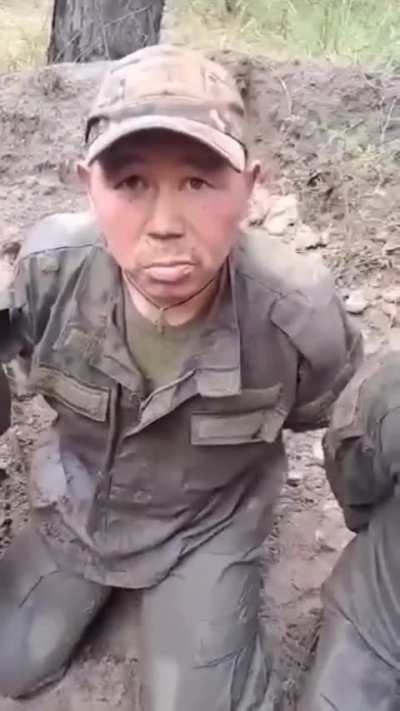 Russian POWs questioned by Ukrainian soldier. (Translation requested)