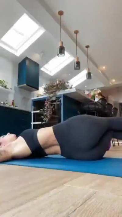 dua lipa showing her phat ass during yoga