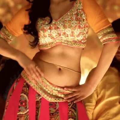 Sexy shake and her tempting hip folds.. 🔥🔥 Shruti Hassan is a feast 😍