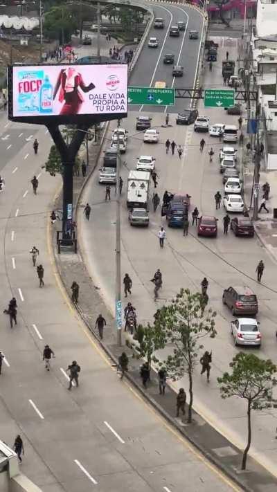 Ecuador unrest as seen in Guayaquil - video by u/StevenDonovan