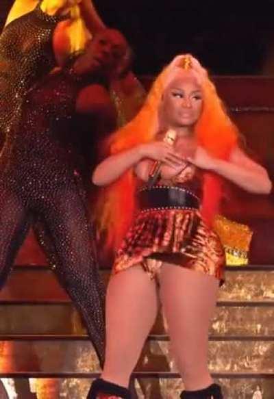 Nicki nip slip