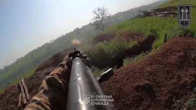 Azov fights off Russian Soldiers and clears Ukrainian Land in the trenches