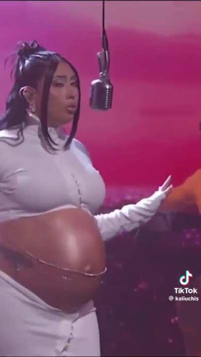 Kali Uchis pregnant