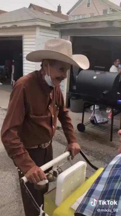 This man bought all his paletas ice cream so that the street vendor could go home and relax on Father’s Day