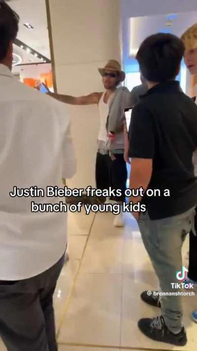 Justin Bieber yelling at kids for making fun of his dumb outfit 