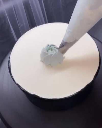 Cake decorating with gradient frosting