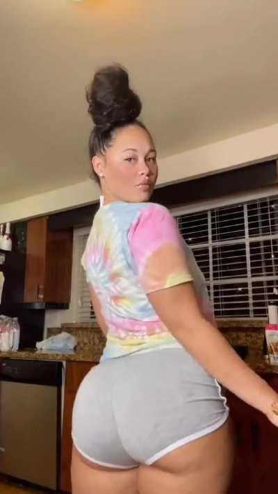 Russia Twerking in the kitchen in booty shorts [Preview]