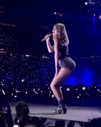 Taylor Swift shaking her butt for the crowd