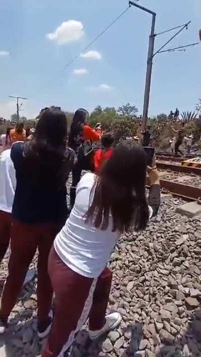 Tren golpea a chica por querer tomarse una selfie y fallece en el lugar 