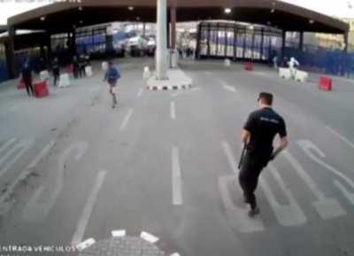 How Spanish officers arrest a man with a knife