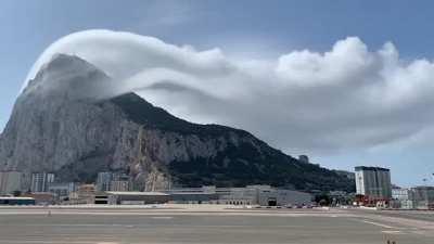 🔥 A Levanter cloud which formed at the Rock of Gilbratar. Video by MetOGibraltar on Twitter