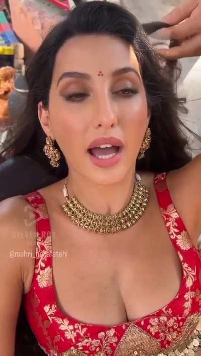 Nora ka cleavage