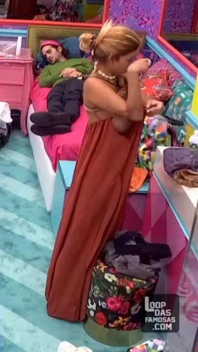 Kerline Cardoso pagando peitinho no BBB 21