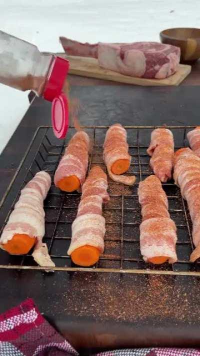 Let’s smoke some bacon wrapped carrots 🥓 🥕 💨 with a nice reverse seared juicy tomahawk.