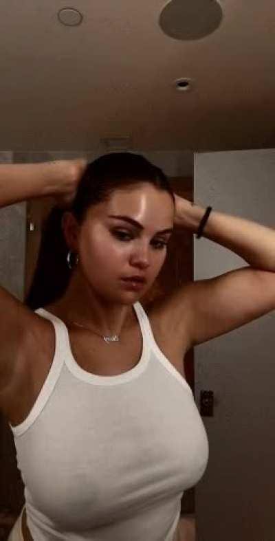 Selena Gomez showing us her thicc body