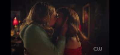 Lili &amp;amp; Mads kissing