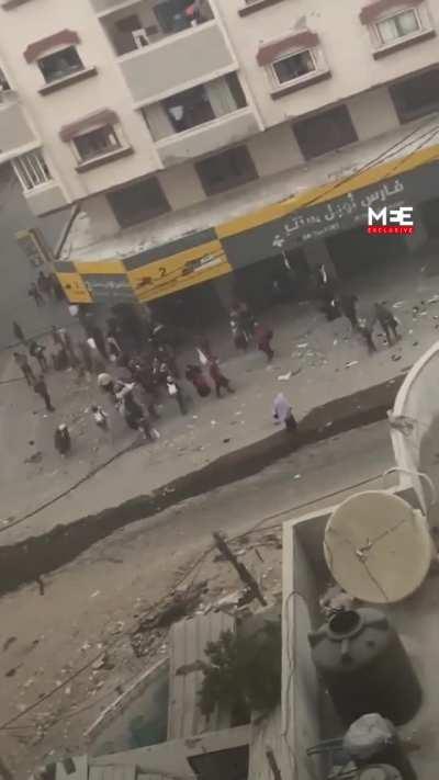 Footage of Israeli soldiers shooting people crossing the street holding white flags 