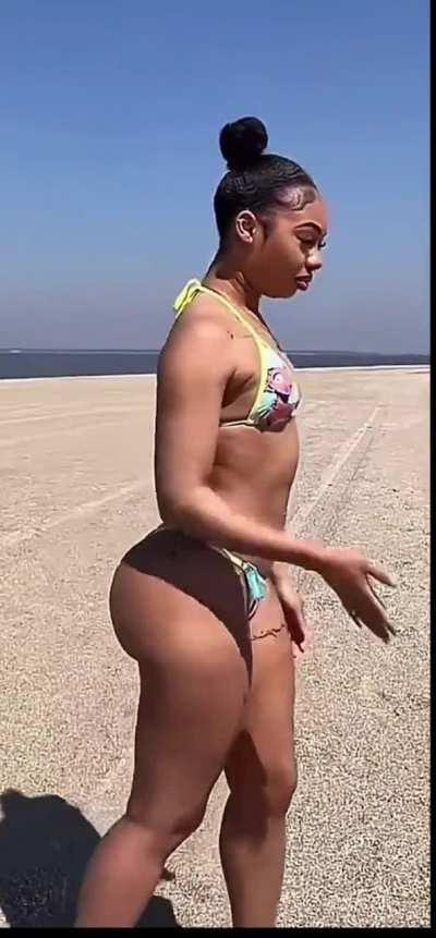 Natural Phat Ass On A Slim Junt