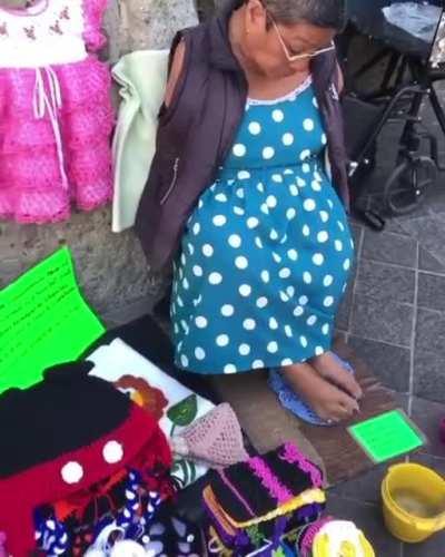 In Guadalajara, Mexico, this woman can be found almost every day, next to the Guadalajara Cathedral crocheting with her feet. She does not have arms, but that does not stop her from creating these beautiful pieces.