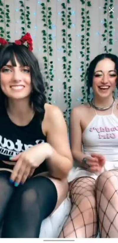 Tiktok Girls show their feet on Live