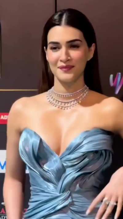 Kriti sanon yummy tits 🤤