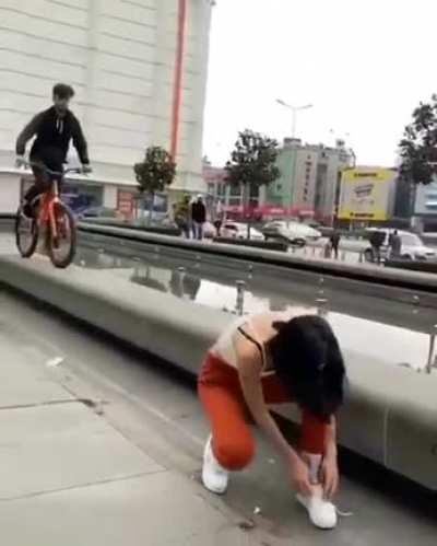 Ladies love cool bike tricks