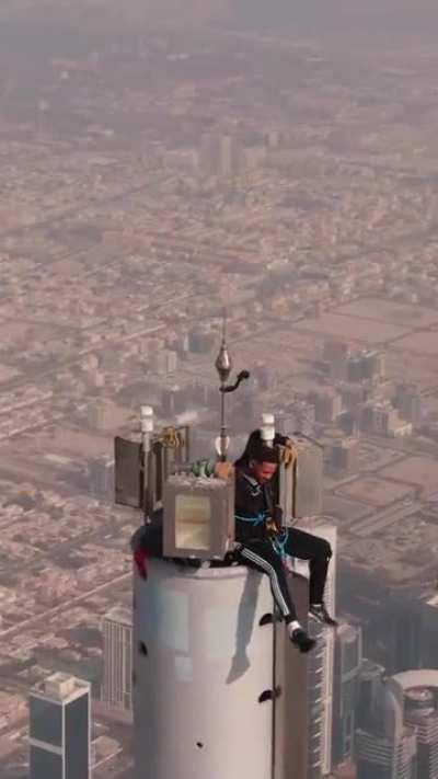 Will Smith chillin' at the top of the tallest building in the world 😳