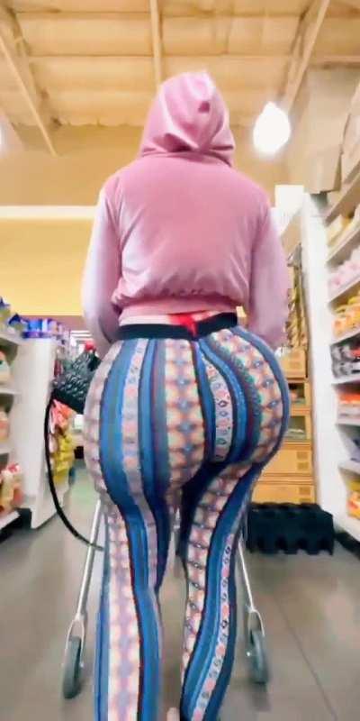 Bouncing Ass In Store 🍑😛