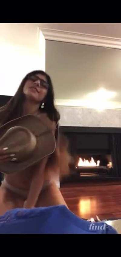 Mia Khalifa Striptease New