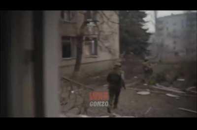 What appears to be a Russian camera crew running through Bakhmut to safety very recently. Notice how only the lead man is armed.