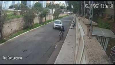 Driver saves pedestrians from mug in Brazil