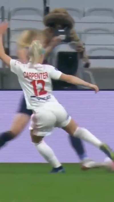 Ellie Carpenter (and her fat Aussie cheeks) in action against PSG 🍑