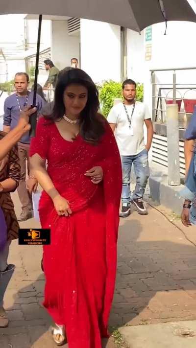  Kajol Devgan lusty big boobs popping out of her red blouse.💦🍼