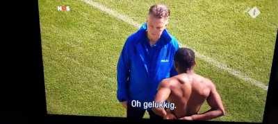 Louis van Gaal after shaking hands with Quinten Timber: &quot;I'm vaccinated. Are you?&quot; &quot;Yeah, me too&quot; says Timber. Van Gaal: &quot;Thank god. You're not an idiot.&quot;