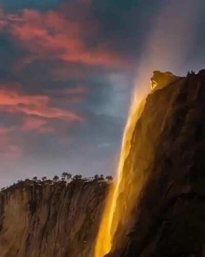 🔥 Firefall ( Yosemite Horsetail's Fall ) - like liquid gold pouring down on the mountain side