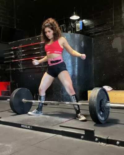 19 y/o Serena Abweh deadlifts 150kg (330lb) at a bodyweight of 47kg (104lbs)