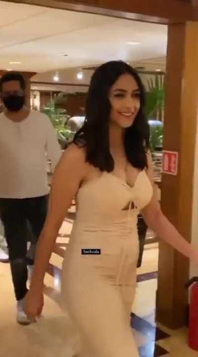 Mrunal Thakur looking too hot