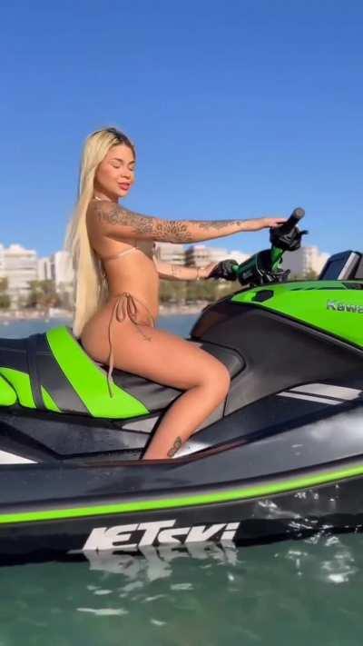 Treyce novinha se exibindo no jet ski