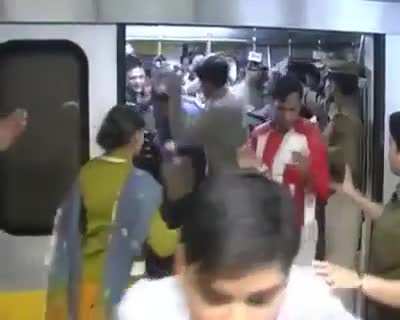 Indian police slapping Men who were travelling in the ladies coach of the New Delhi's metro